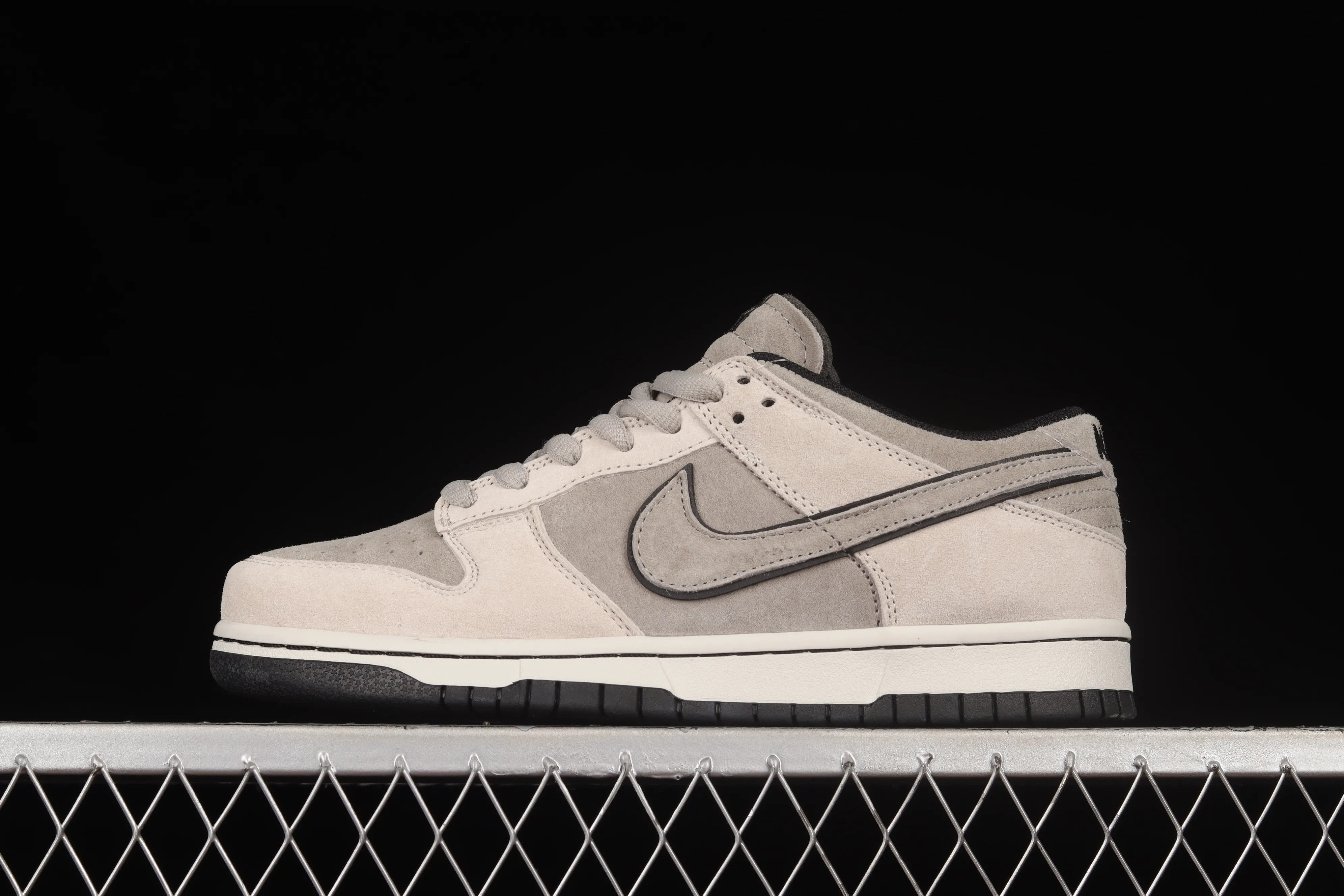 All Categories Nk SB Dunk Series Nk SB Dunk Low Low-top sneakers F version Otomo Katsuhiro x NK SB Dunk Low "Steamboy OST" Otomo Katsuhiro co-branded SB low-top sports and leisure sneakers LF0039-006